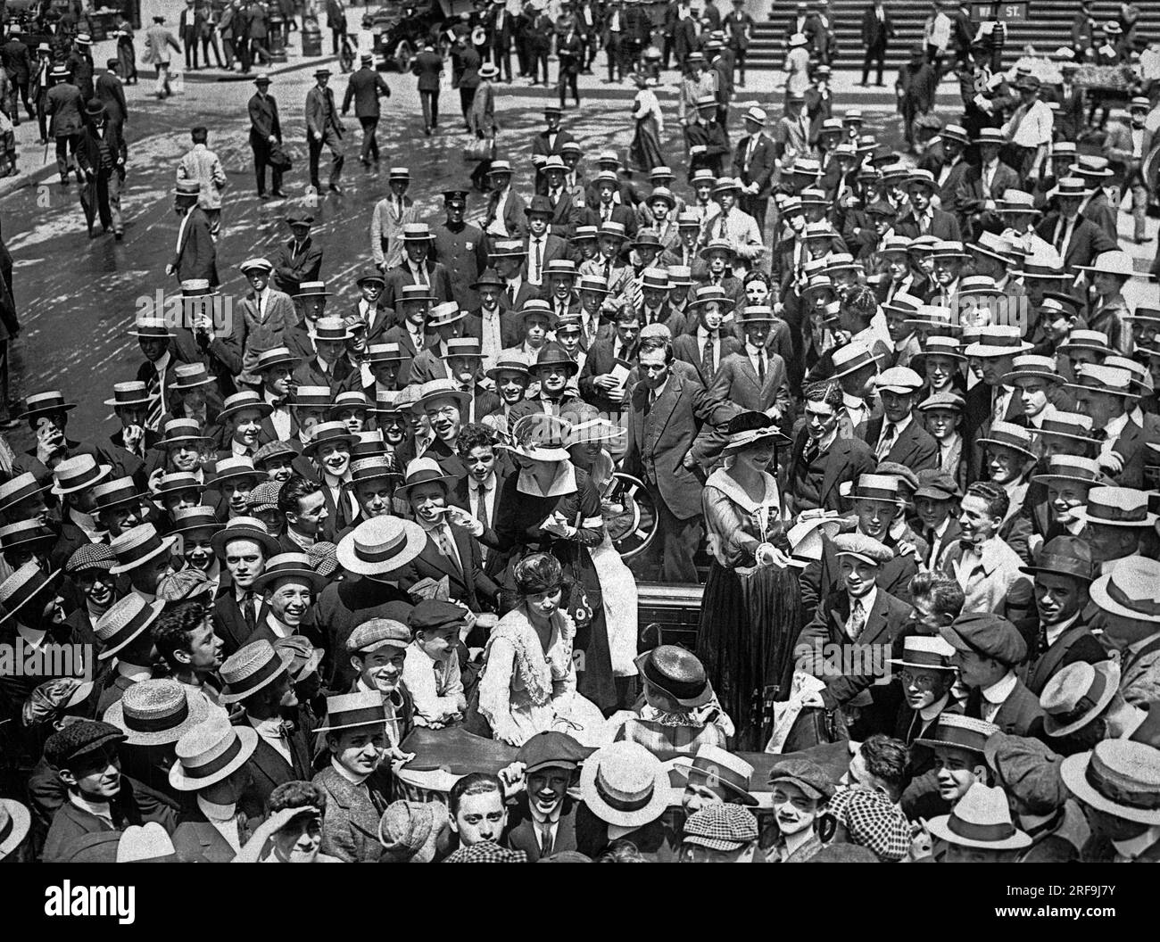 New York, New York: 1916 150 delle più belle showgirl di tre delle più grandi attrazioni di Broadway vendono biglietti a Wall e Broad Street per i benefici della Guardia Nazionale che si terranno presso il circuito Sheepshead Bay Speedway per le famiglie della Guardia sul confine messicano. Foto Stock