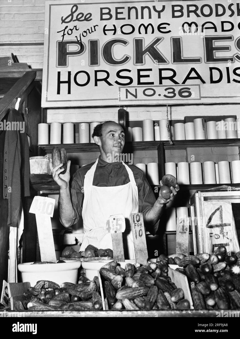 New York, New York: 1940 il venditore di Pushcart Benny Brodsky al suo stand per le strade di New York. Foto Stock