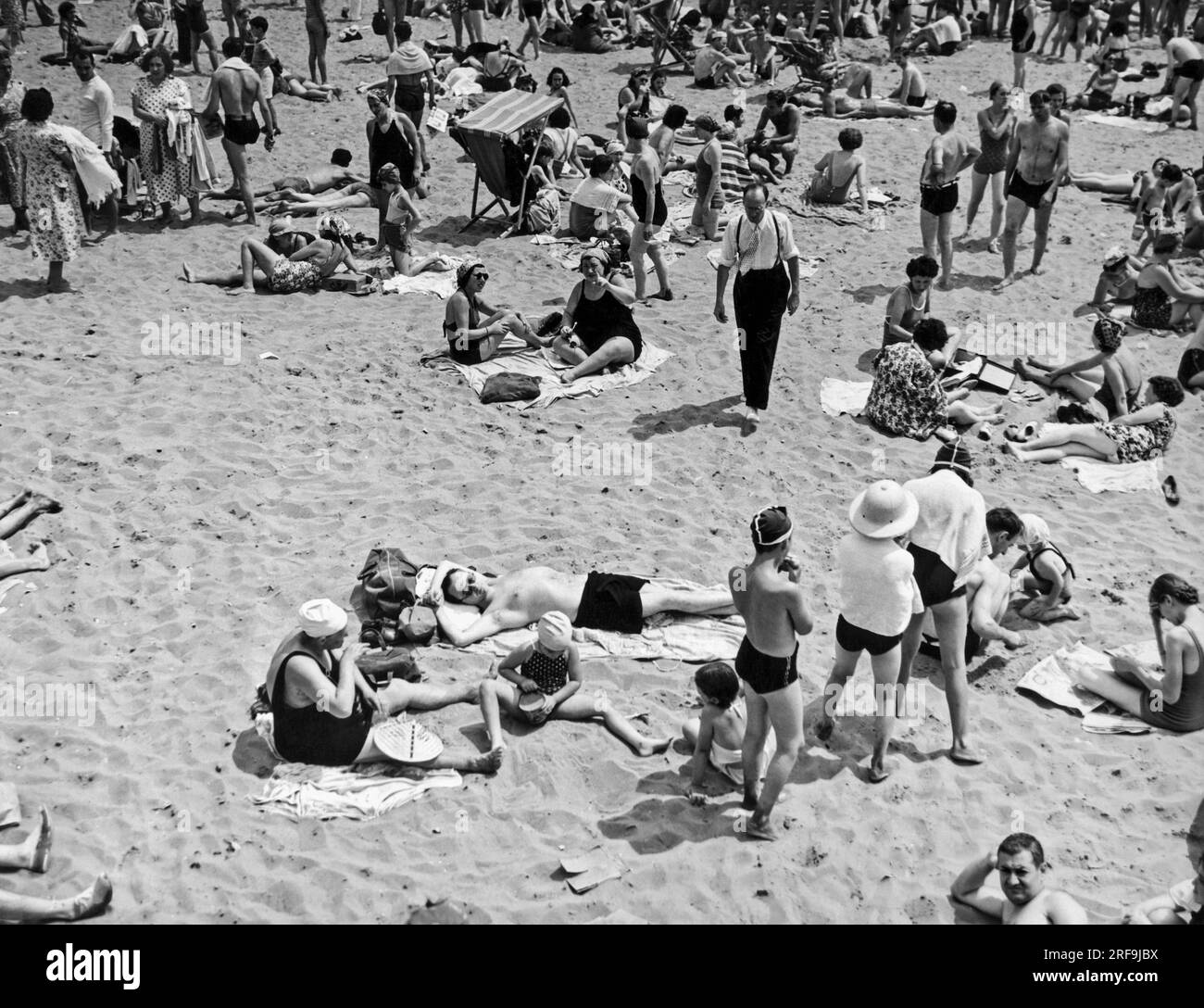 New York, New York: Luglio 1938 bagna sulla sabbia di Coney Island a Brooklyn. Foto Stock