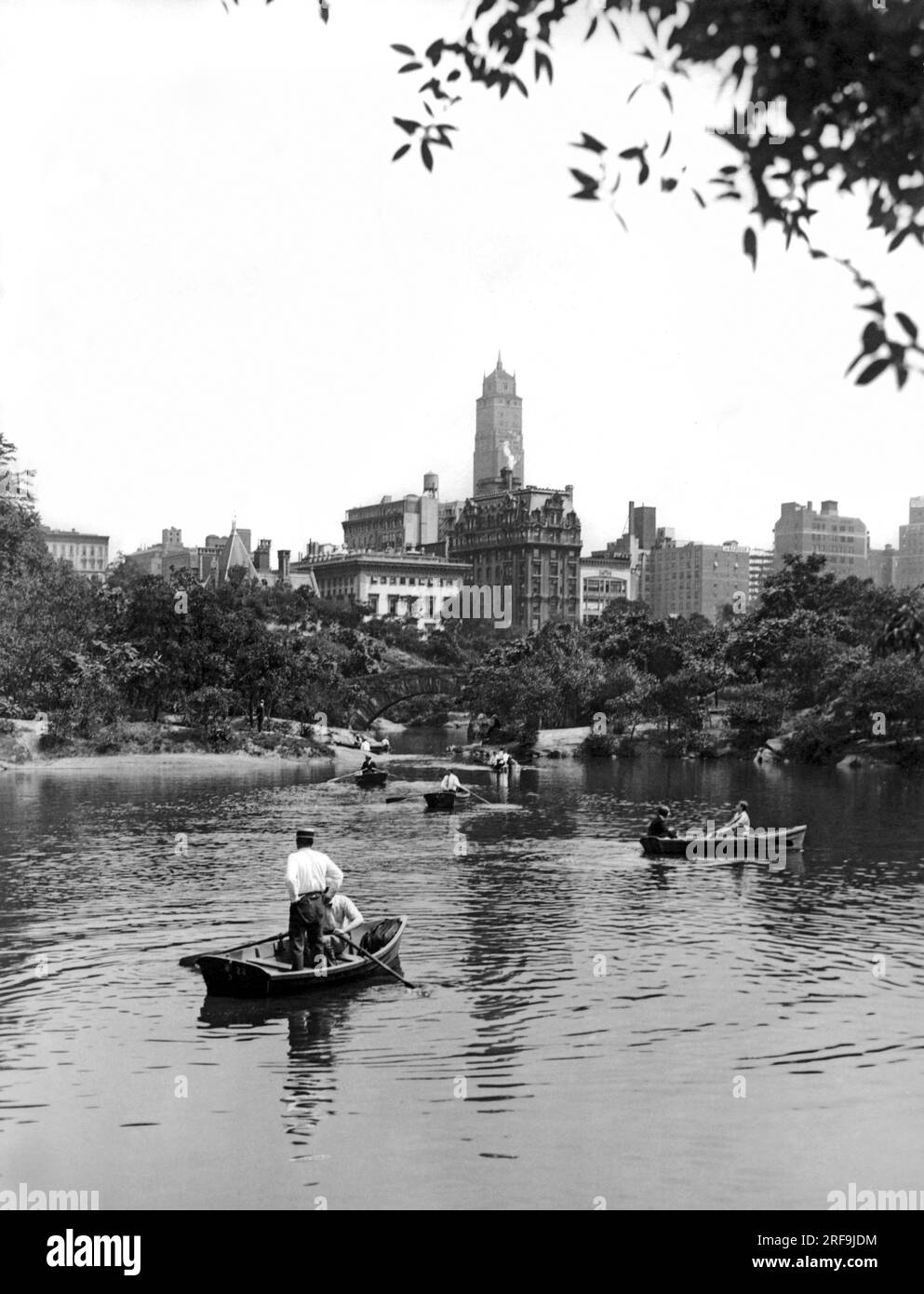 New York, New York: c. 1926 navigazione a Central Park in una calda giornata estiva. Foto Stock