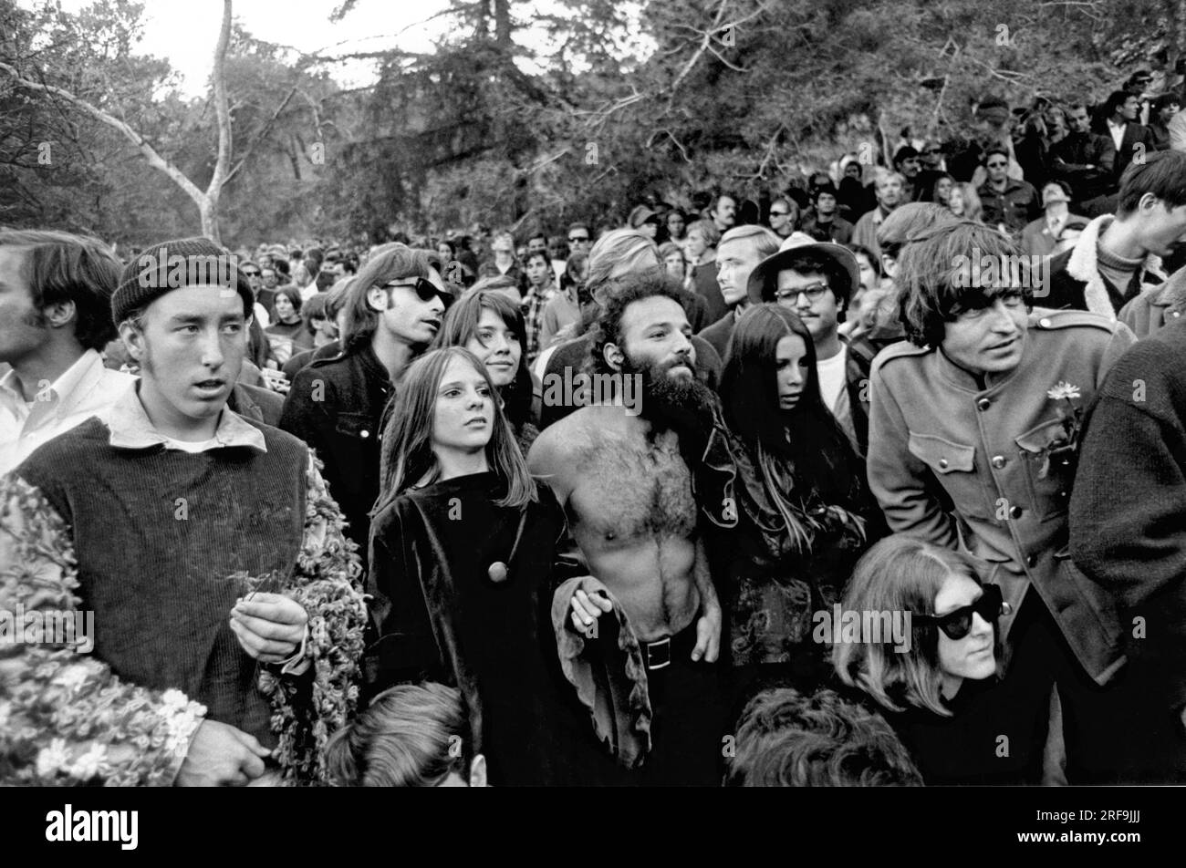Los Angeles, California: 1968. Manifestanti in un primo raduno anti-guerra del Vietnam all'Elysian Park di Los Angeles. Foto Stock