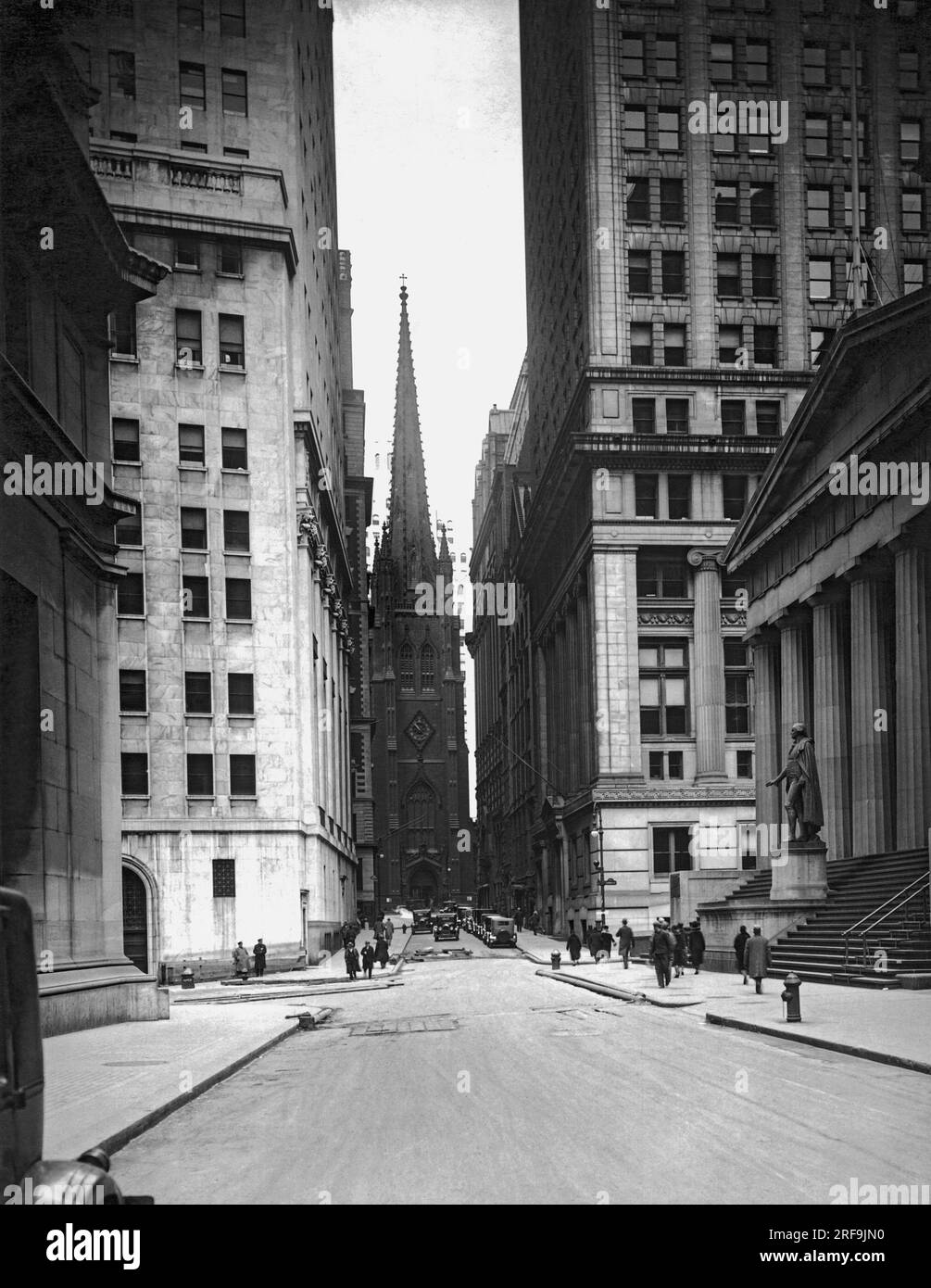 New York, New York: c. 1922 guardando Wall Street verso la Trinity Church di domenica. Negli Stati Uniti Il Treasury Building è sulla destra. Foto Stock