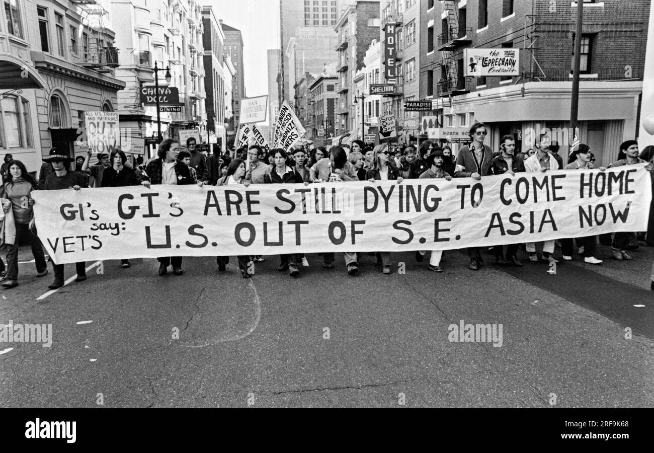 San Francisco, California: 1970 una marcia di pace contro la guerra del Vietnam su Post Street. Foto Stock