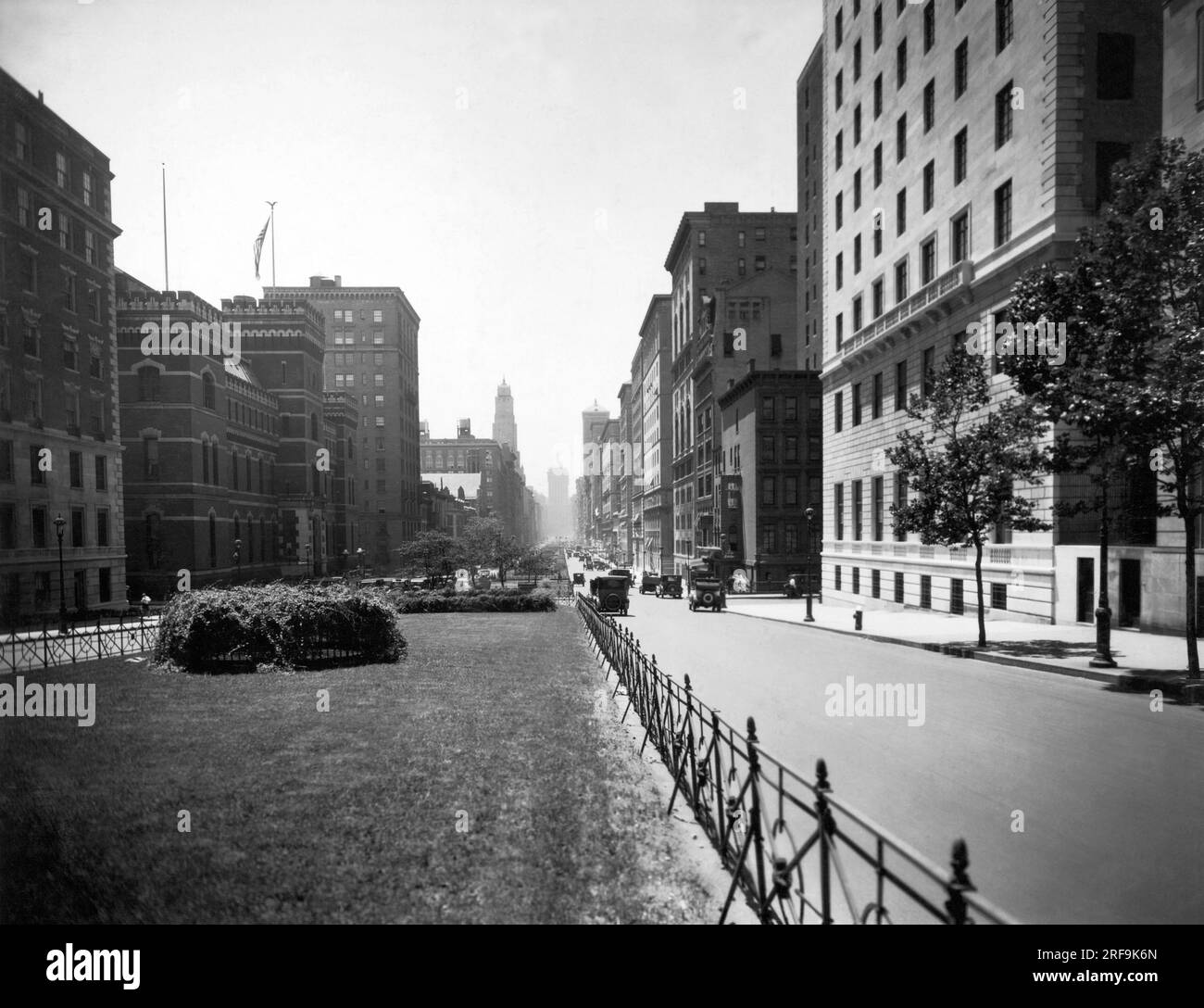 New York, New York: c. 1928 guardando a sud su Park Avenue dalla 66th St. Mostrando la Ritz Tower e in lontananza si trova la torre del nuovo NY Central Building a cavallo di Park Avenue. Foto Stock