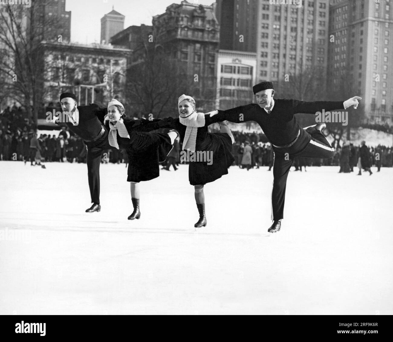 New York, New York: c. 1952 mostrando la loro notevole abilità ed equilibrio, due coppie di pattinatori si mettono in posa per la macchina fotografica mentre pattinano nel Central Park di New York. Foto Stock