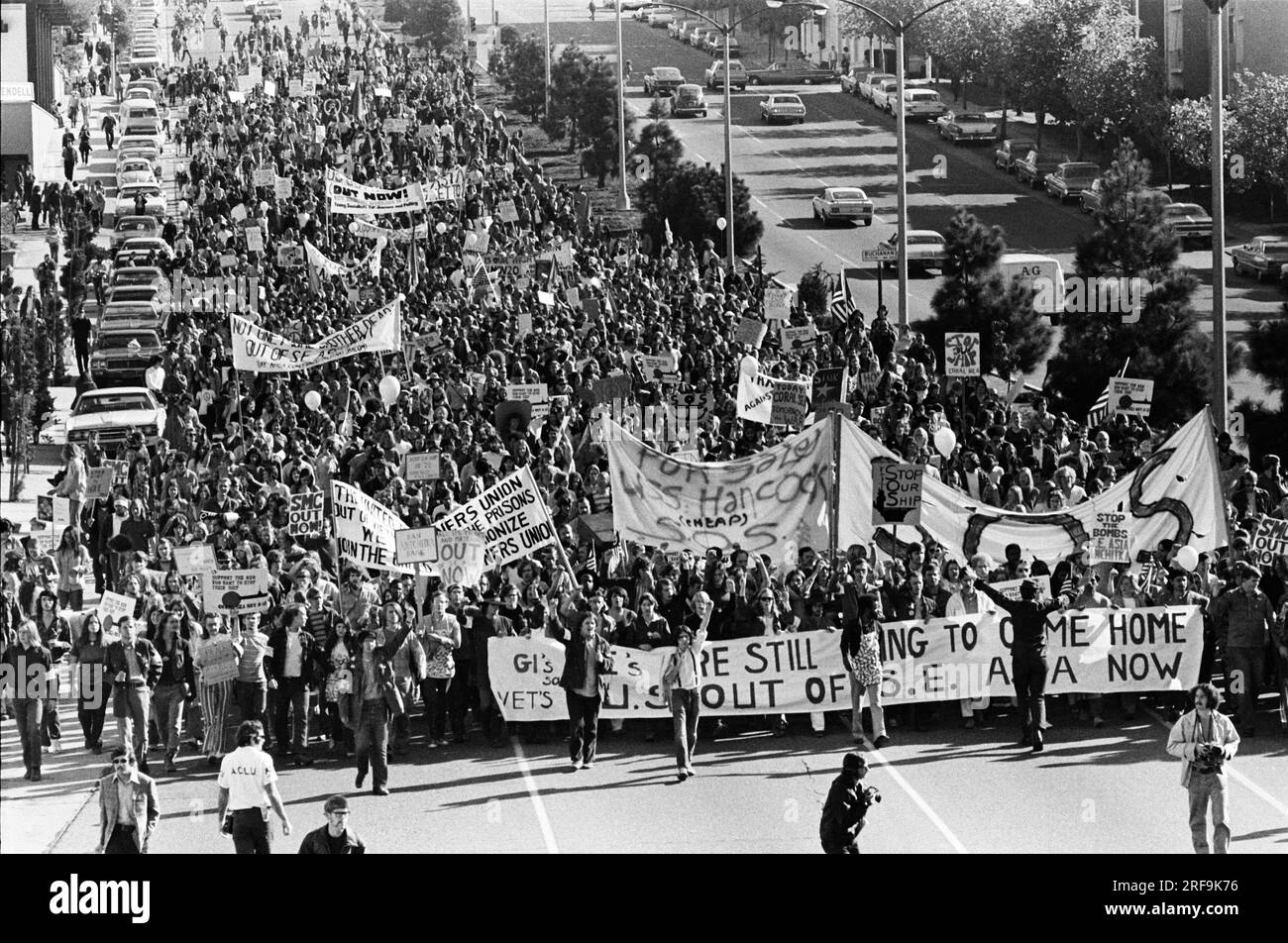 San Francisco, California: 1970 una marcia di pace contro la guerra del Vietnam su Geary Boulevard con i veterani del Vietnam e i sostenitori dell'Unione dei prigionieri Uniti in prima linea. Foto Stock