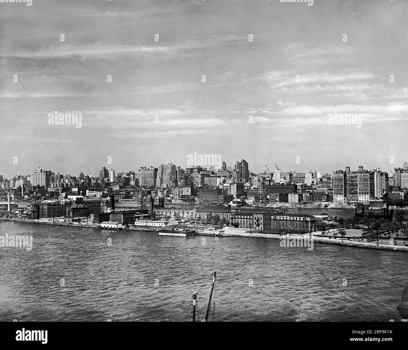 New York, New York, 1928 circa. La vista si affaccia a sud dall'estremità est del Queensboro Bridge con Blackwells Island in primo piano. Foto Stock