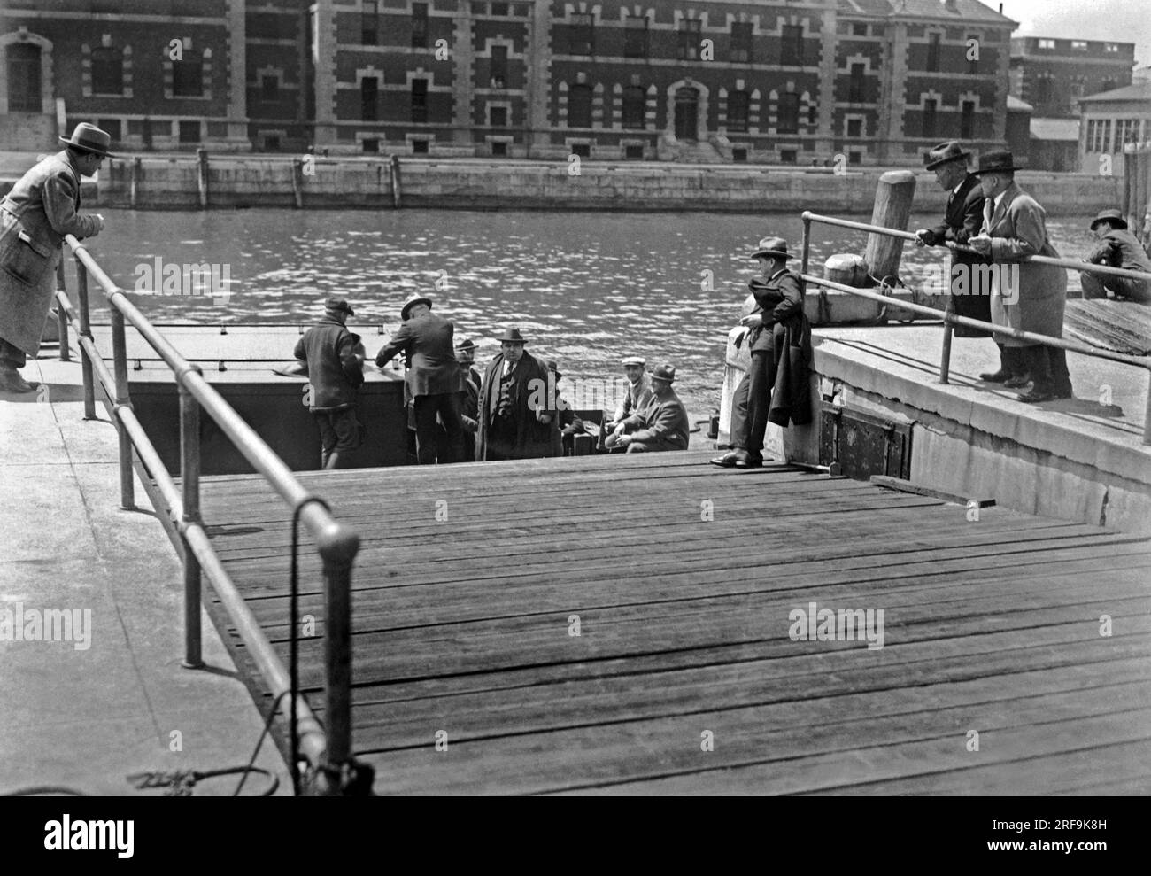 New York, New York: 7 maggio 1926 le foto mostrano i deportati che lasciano Ellis Island per la nave che li riporterà nelle loro terre natali. Gli immigrati in arrivo vengono esaminati attentamente sull'isola e non tutti possono rimanere. Foto Stock