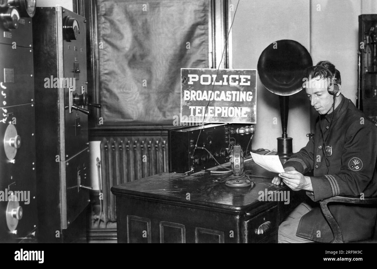 New York, New York: c. 1922 il dipartimento di polizia di New York ha aperto una propria stazione di trasmissione per inviare descrizioni criminali e liste di vittime, oltre a musica e altro intrattenimento. Foto Stock