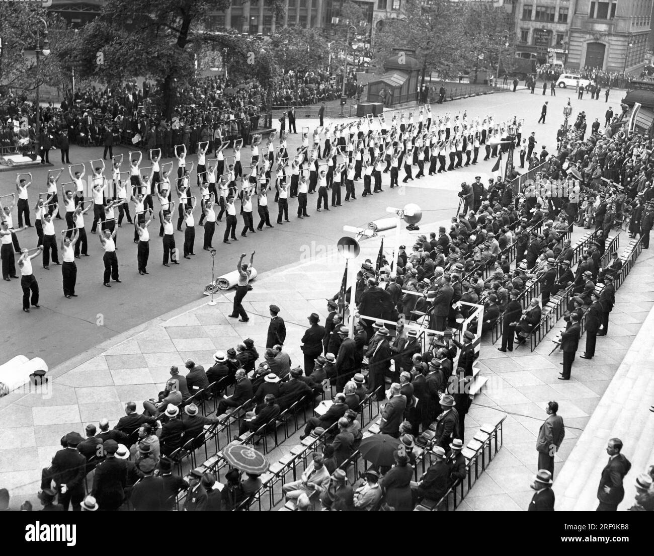 New York, New York: c. 1938. 224 poliziotti principianti devono organizzare degli esercizi come parte della cerimonia di laurea presso l'Accademia di polizia. Foto Stock