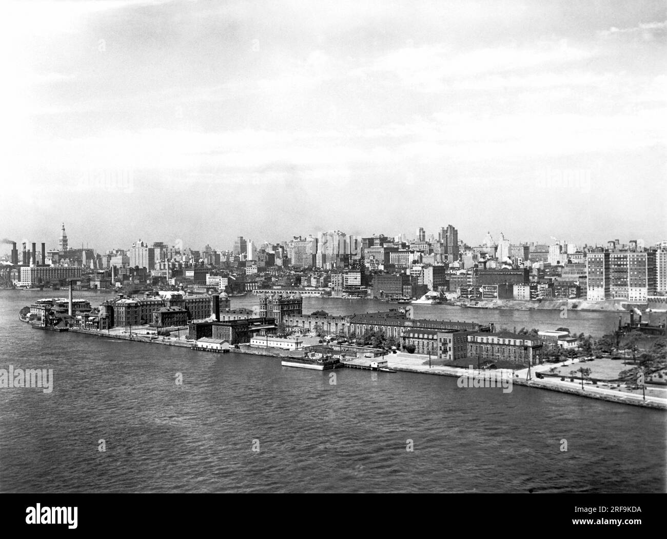 New York, New York: c. 1921. Guardando a sud dal Queensboro Bridge, Blackwells Island in primo piano e la Metropolitan Tower (Met Life Tower) all'estrema sinistra. Foto Stock