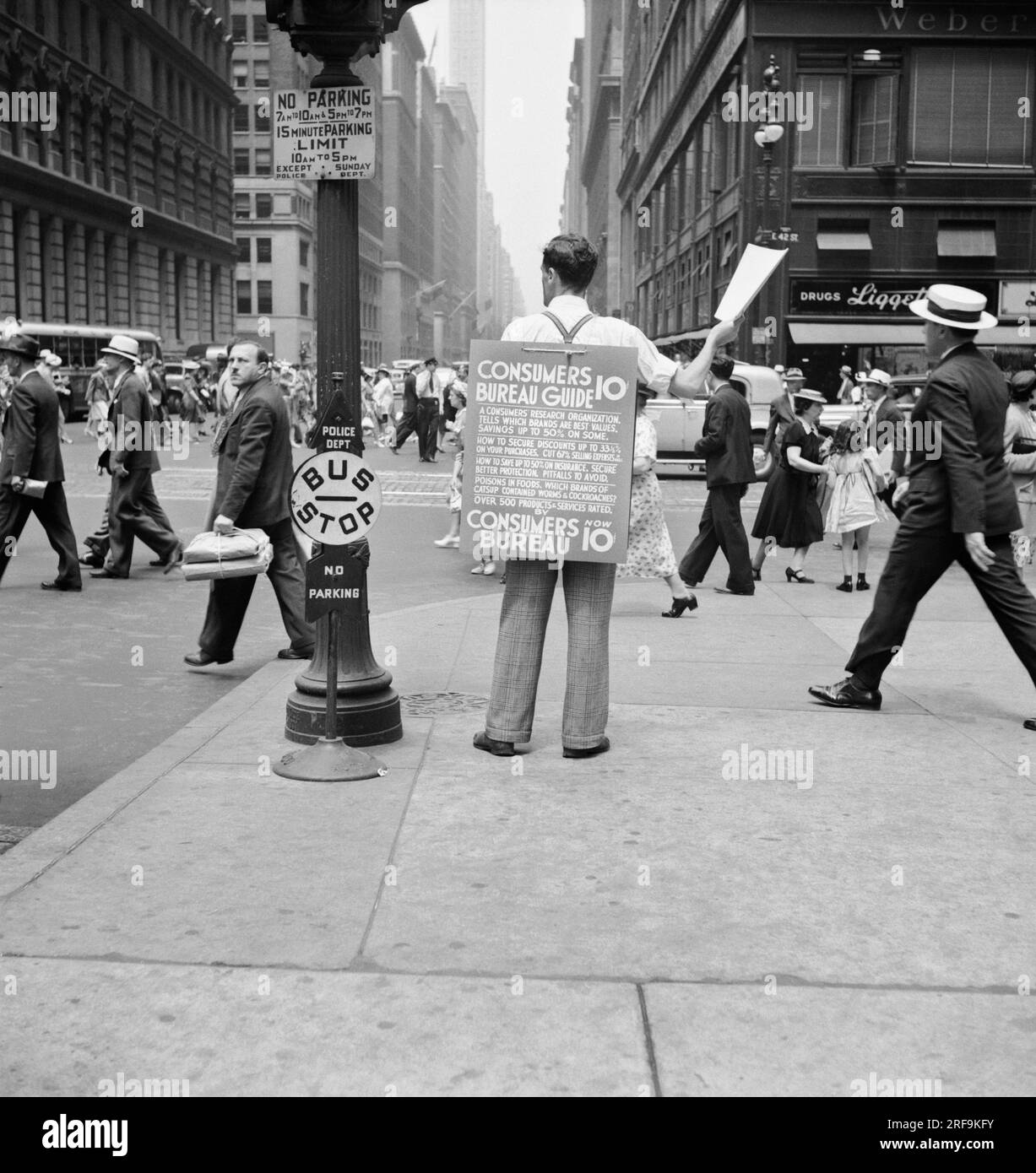 New York, New York: Luglio 1939 Un falco di strada che vende Consumer's Bureau Guides per 10 centesimi all'angolo tra la 42nd Street e Madison Avenue. Foto Stock