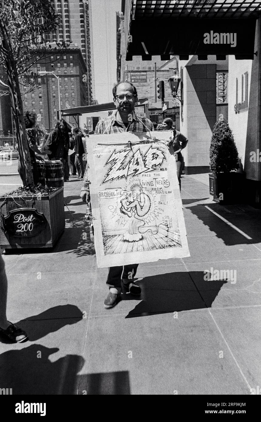 San Francisco, California: 1971 Allen Ginsberg con un poster di R. Crumb mentre dimostrava a Union Square contro gli arresti dei membri della Living Theater Company in Brasile. Foto Stock