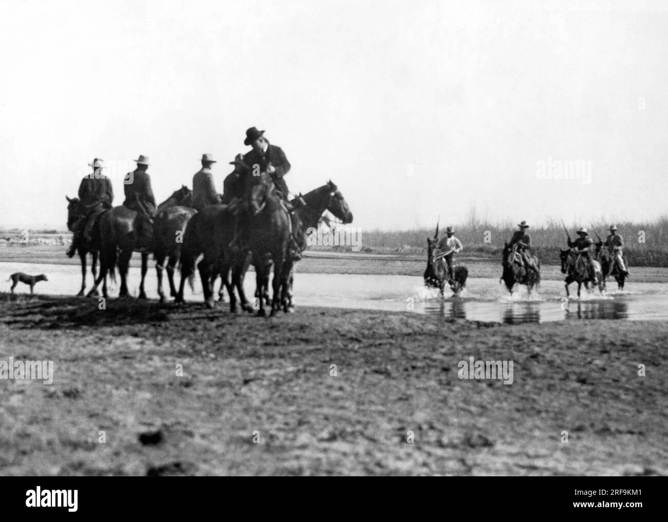 Texas: 5 febbraio 1920 Mexican Fiscales attraversa il Rio grande per aiutare i Texas Rangers a rincorrere i criminali e fermare il contrabbando lungo il confine. Foto Stock