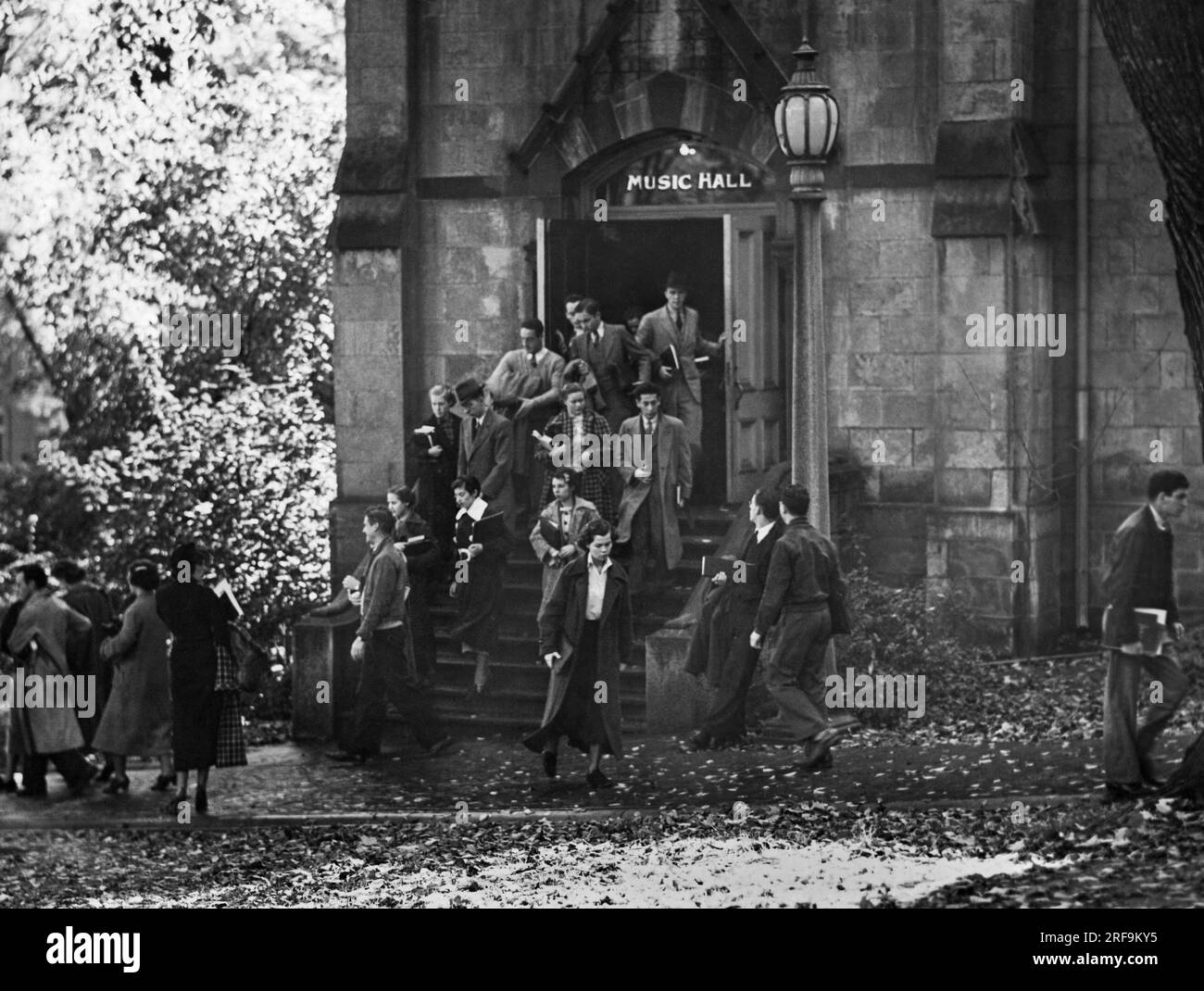 Madison, Wisconsin, c 1935 studenti della University of Wisconsin lasciano la storica Music Hall nel campus del Wisconsin dopo una lezione di economia. Foto Stock