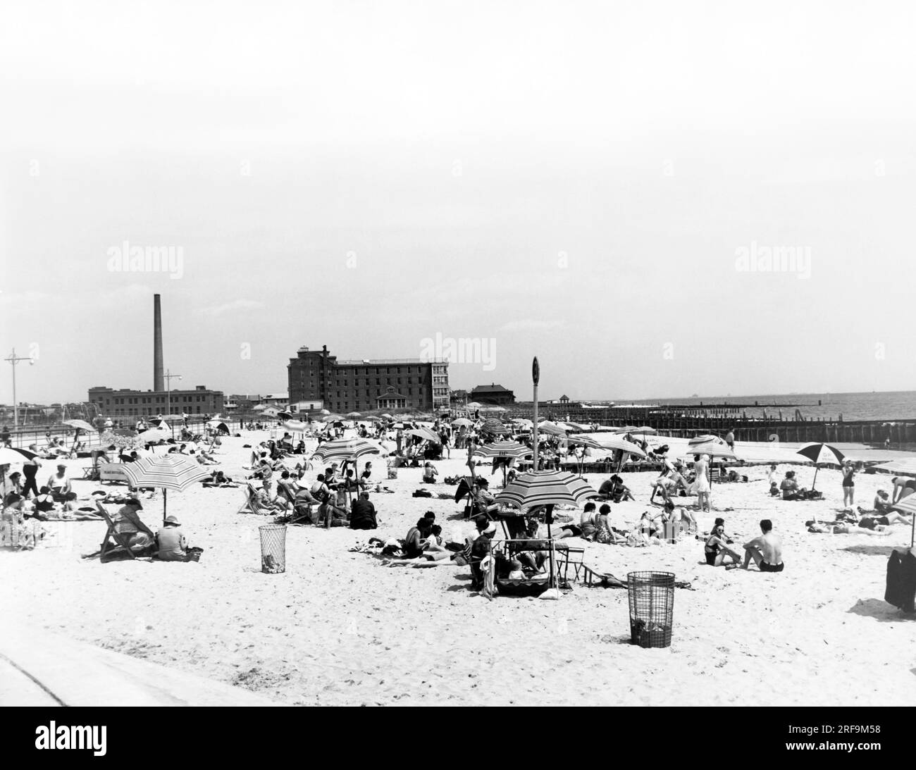 New York, New York: 1938 la spiaggia di Jacob Riis Park a Rockaway Beach nel Queens. Foto Stock