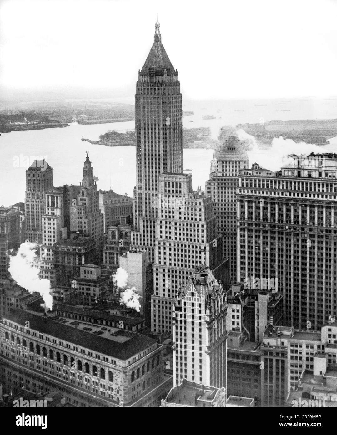 New York, New York: 20 maggio 1946 affacciato sul Financial District di New York City e sull'edificio della Bank of Manhattan dove un aereo dell'esercito si schiantò al 58° piano. Foto Stock
