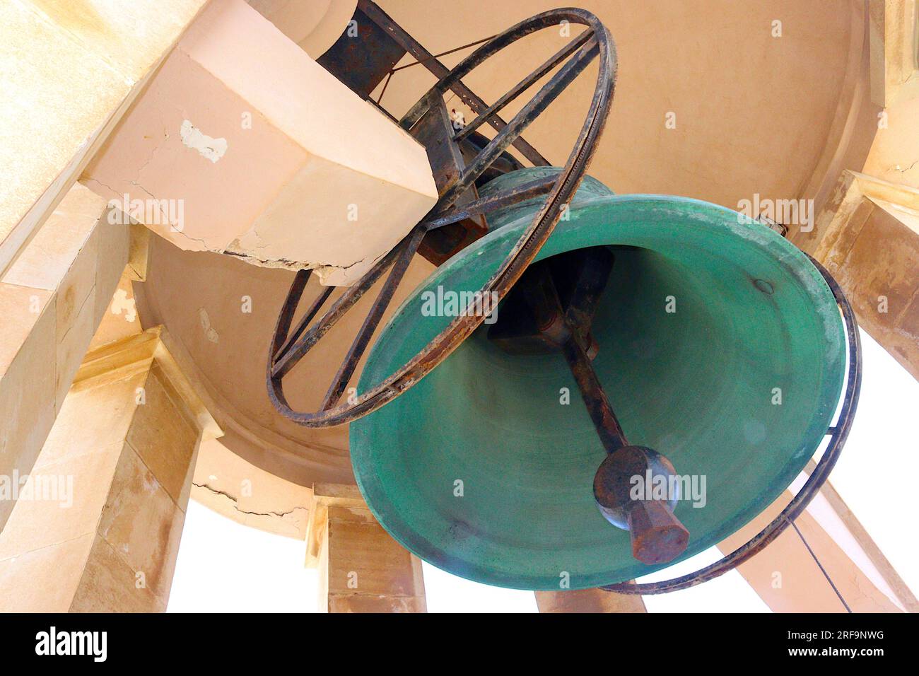Siege Bell War Memorial, la Valletta, Malta, costruito nel 1992 per onorare il 50° anniversario di Malta e insignito della George Cross per il coraggio e il valore. Foto Stock