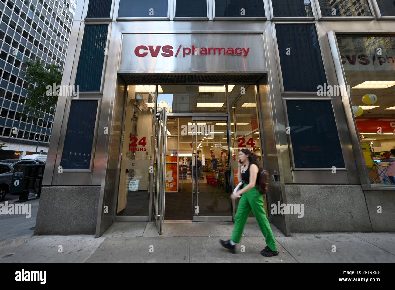 New York, USA. 1 agosto 2023. Una donna passa davanti all'ingresso di un negozio CVS Pharmacy nel centro di Manhattan, New York, NY, 1 agosto 2023. Per quanto riguarda le misure di riduzione dei costi, la farmacia CVS Pharmacy con sede a Rhode Island ha annunciato che sta licenziando 5.000 dipendenti nel settore aziendale dell'IT. (Foto di Anthony Behar/Sipa USA) credito: SIPA USA/Alamy Live News Foto Stock