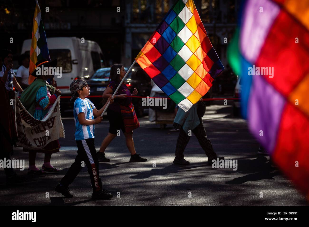 Buenos Aires, Argentina. 1 agosto 2023. Un giovane ragazzo che indossa una t-shirt argentina tiene una bandiera a forma di mosca durante una dimostrazione in occasione di "la Pachamama", o giornata della madre Terra. I leader indigeni della provincia di Jujuy protestano contro una riforma costituzionale provinciale che sostengono sia un tentativo contro i loro diritti ancestrali sulle terre che lo Stato intende utilizzare per l'estrazione del litio. Le proteste prendono parte alle celebrazioni di "la Pachamama", o giornata della madre Terra a Buenos Aires. (Foto di Mariana Nedelcu/SOPA Images/Sipa USA) credito: SIPA USA/Alamy Live News Foto Stock