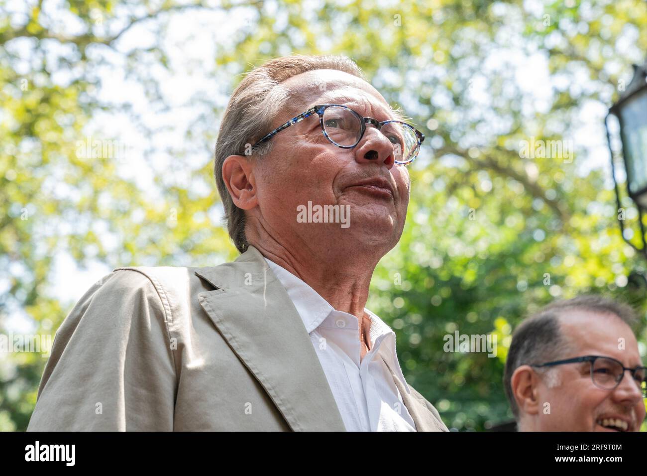 Il direttore esecutivo della WGA East Lowell Peterson parla al raduno al City Hall Park di New York il 1° agosto 2023 prima della riunione del comitato del Consiglio a sostegno dei membri in sciopero di entrambi i sindacati Foto Stock