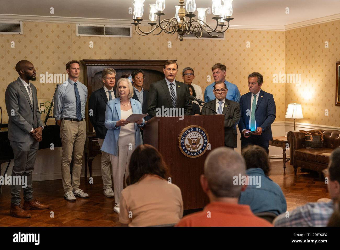 New York, USA. 1 agosto 2023. Il deputato Dan Goldman parla durante l'annuncio congiunto con il senatore Kirsten Gillibrand sul Medicaid for Serious Mental Disease Act alla Fountain House di New York il 1 agosto 2023. A loro si unirono il deputato Jerry Nadler, il senatore della NYS Brad Hoylman-Sigal, l'assemblatore della NYS Tony Simone, il membro del Consiglio della NYC Erik Bottcher. (Foto di Lev Radin/Sipa USA) credito: SIPA USA/Alamy Live News Foto Stock