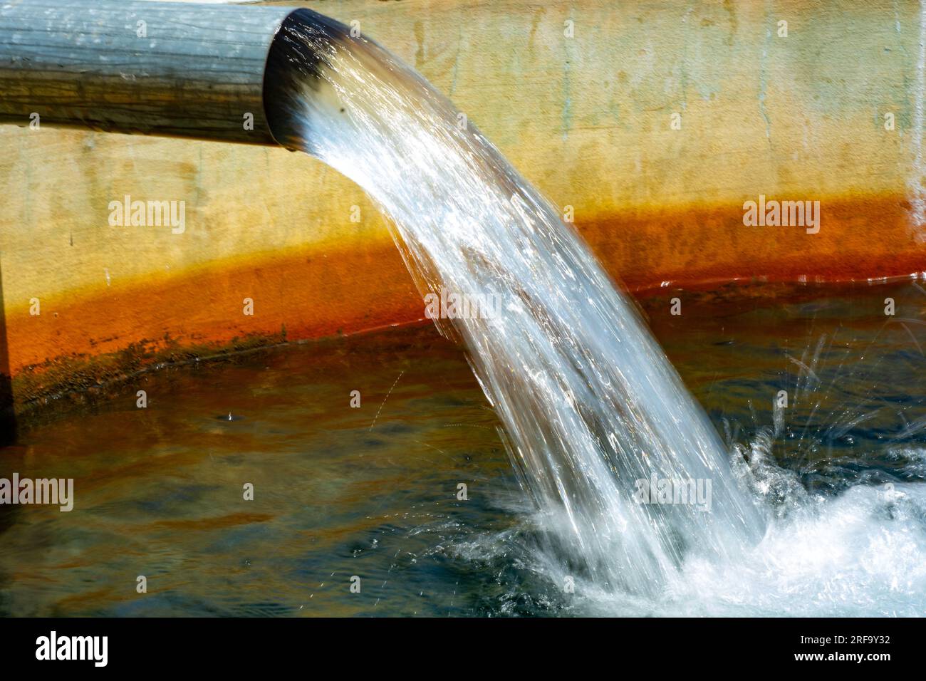 Pozzetto con tubo ad energia solare per sistema di irrigazione Foto Stock