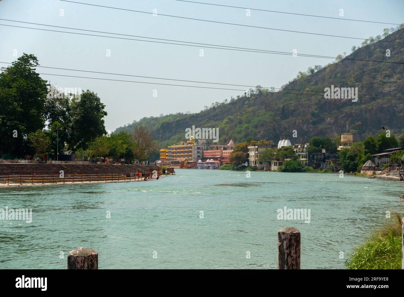 28 giugno 2022, Uttarakhand India. Città Santa Haridwar: Una splendida cattura del fiume Gange che scorre tra le maestose montagne e i sacri ghat balneari. Foto Stock