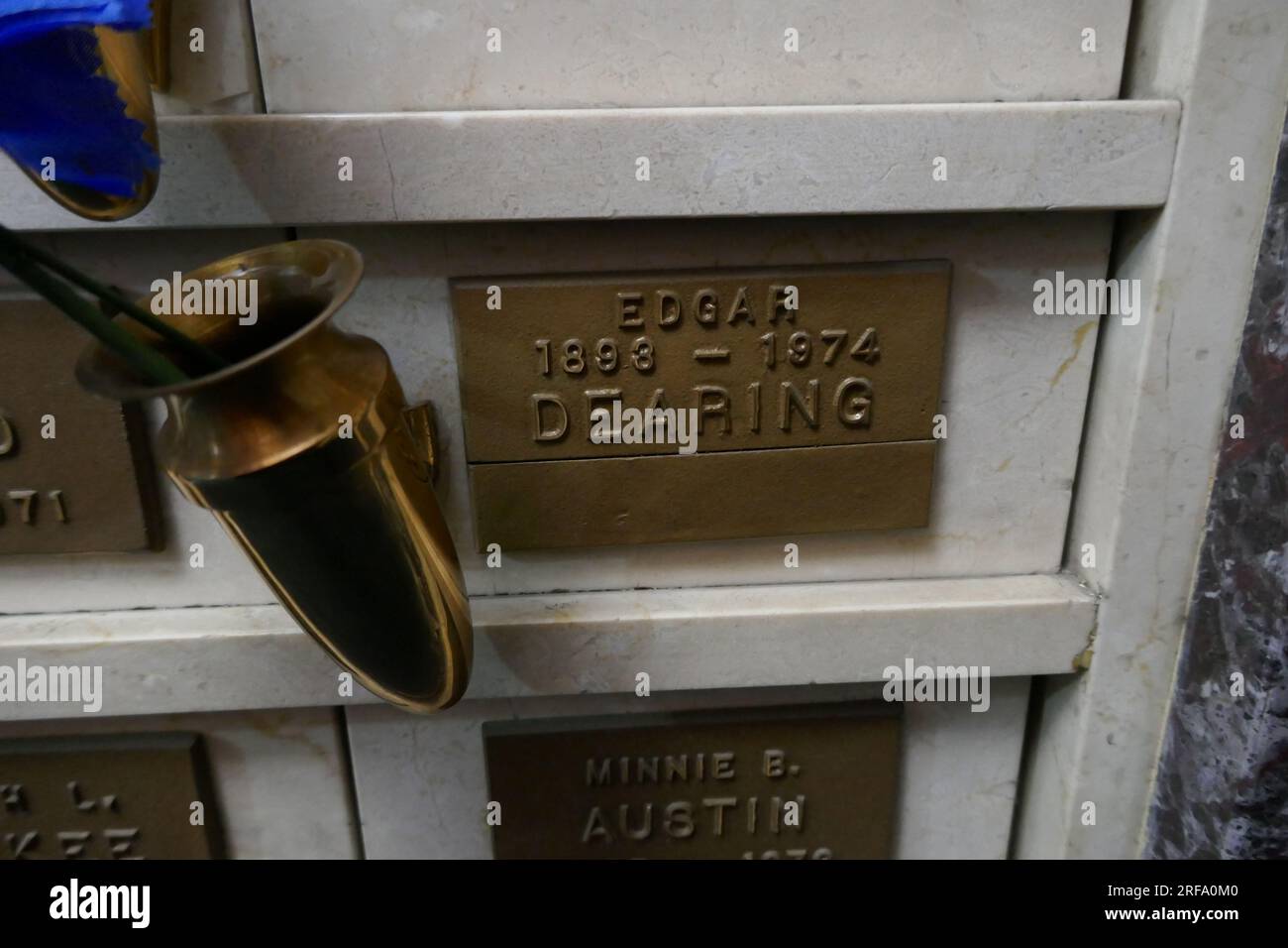 Los Angeles, California, USA 1° agosto 2023 attore Edgar Dearing grave/nicchia alla Chapel of the Pines il 1° agosto 2023 a Los Angeles, California, USA. Foto di Barry King/Alamy Stock Photo Foto Stock