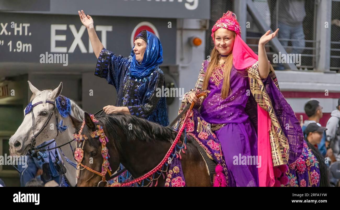 Calgary, Alberta, Canada. 7 luglio 2023. Un paio di persone che indossano abiti tradizionali arabi a cavallo durante una parata pubblica. Foto Stock