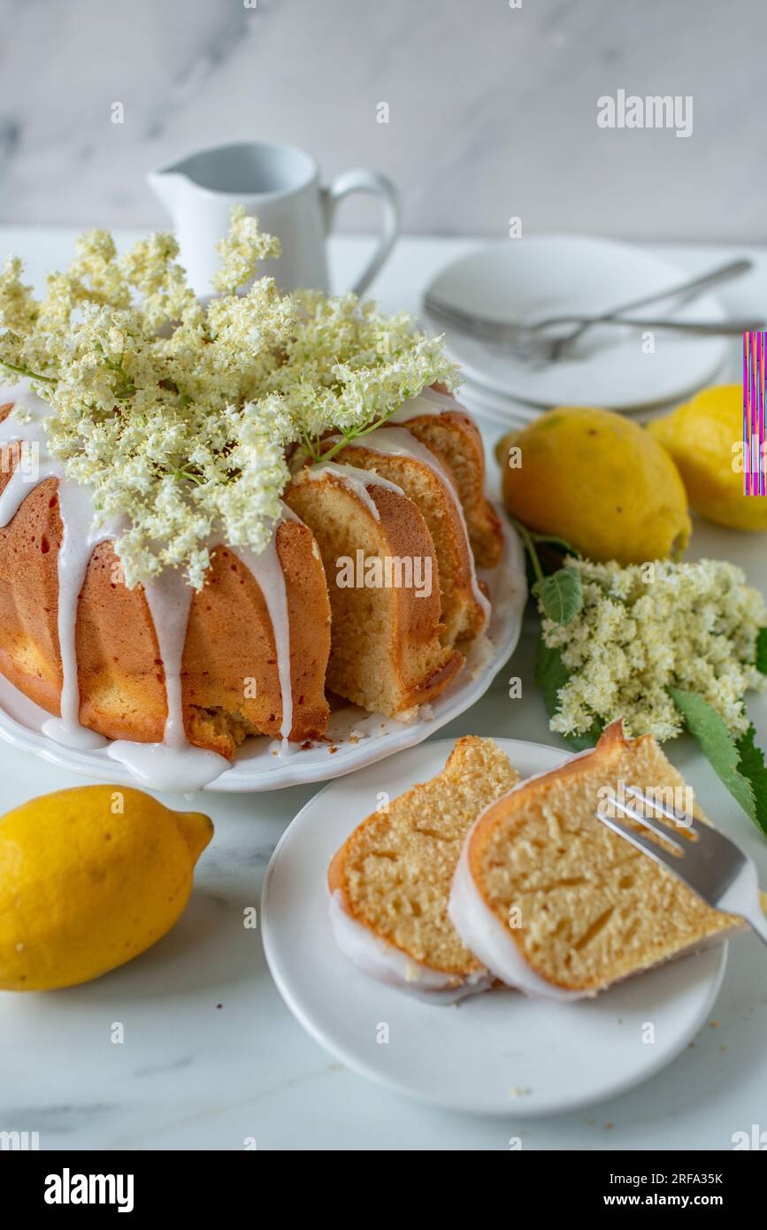 dolce torta fatta in casa con fiori di sambuco Foto Stock