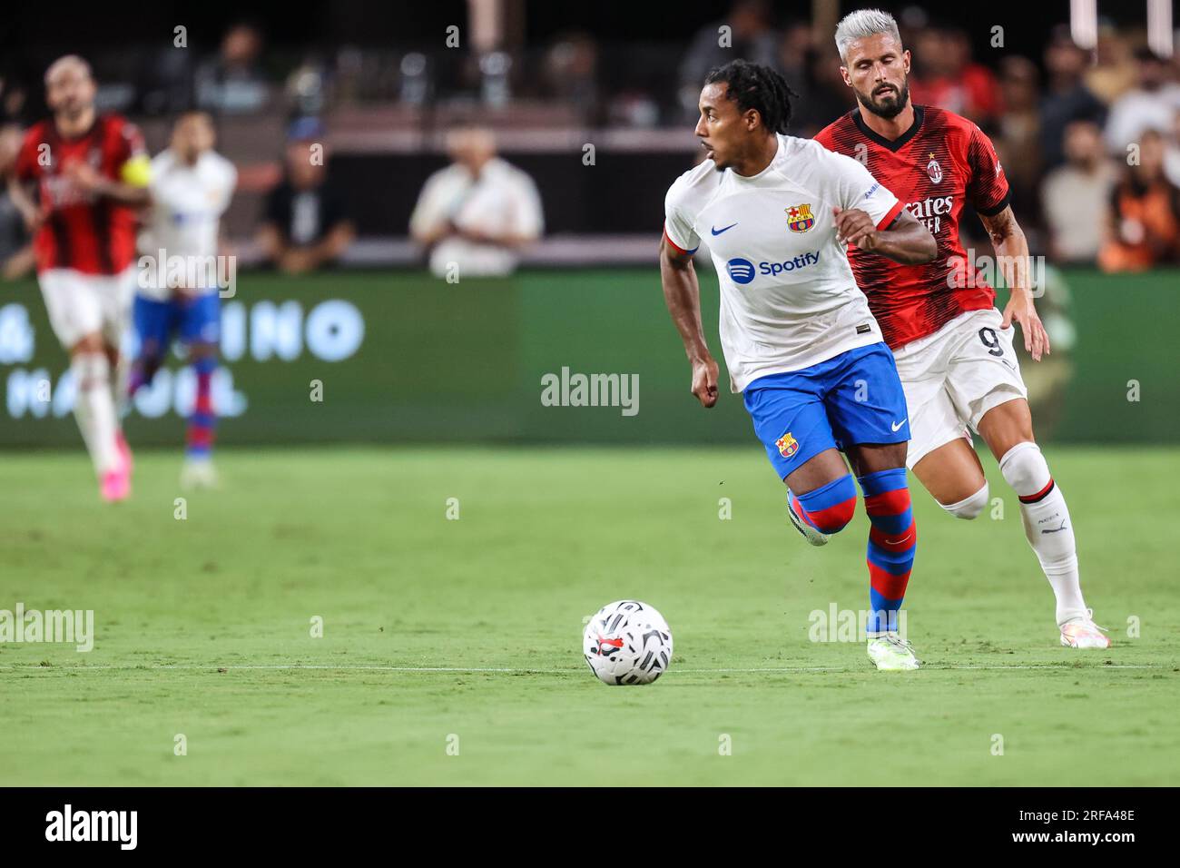 1 agosto 2023: Il centrocampista del Barcellona Raphinha (22) controlla la palla durante la prima metà del Soccer Champions Tour 2023 che vede il FC Barcelona vs AC Milan all'Allegiant Stadium il 1 agosto 2023 a Las Vegas, Nevada. Christopher Trim/CSM. Foto Stock