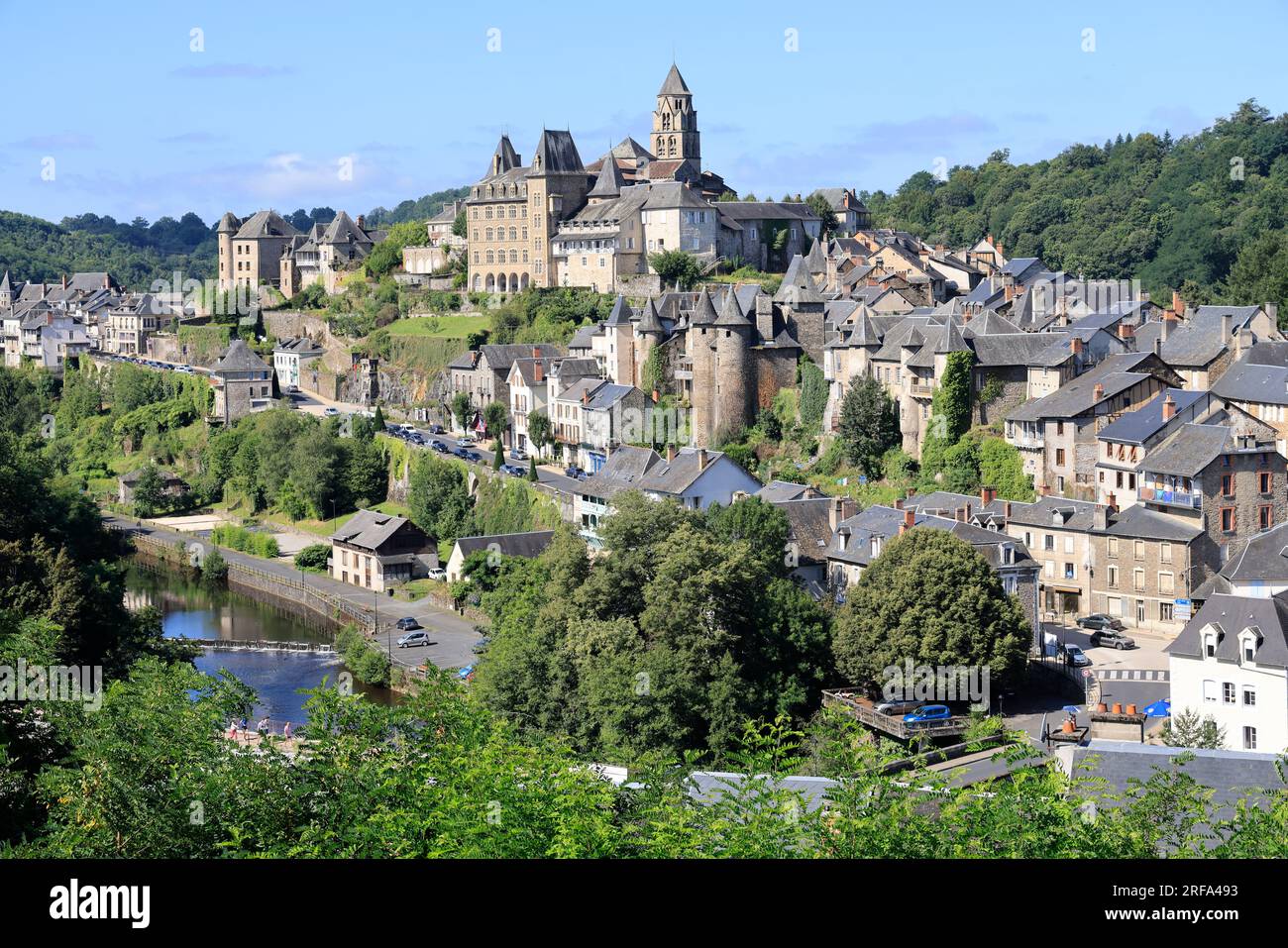 La petite ville pittoresque d’Uzerche dans la vallée de la Vézère en Corrèze dans le Limousin en France Foto Stock