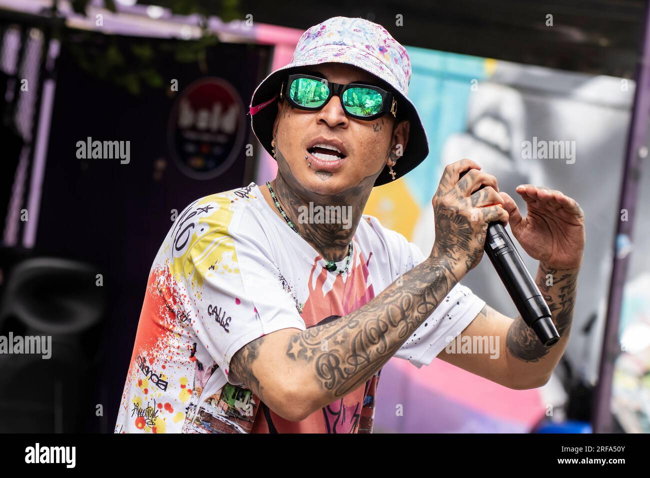 Turisti Rapper Medellin, Colombia. 1 agosto 2023. Un rapper intrattiene i turisti che ...