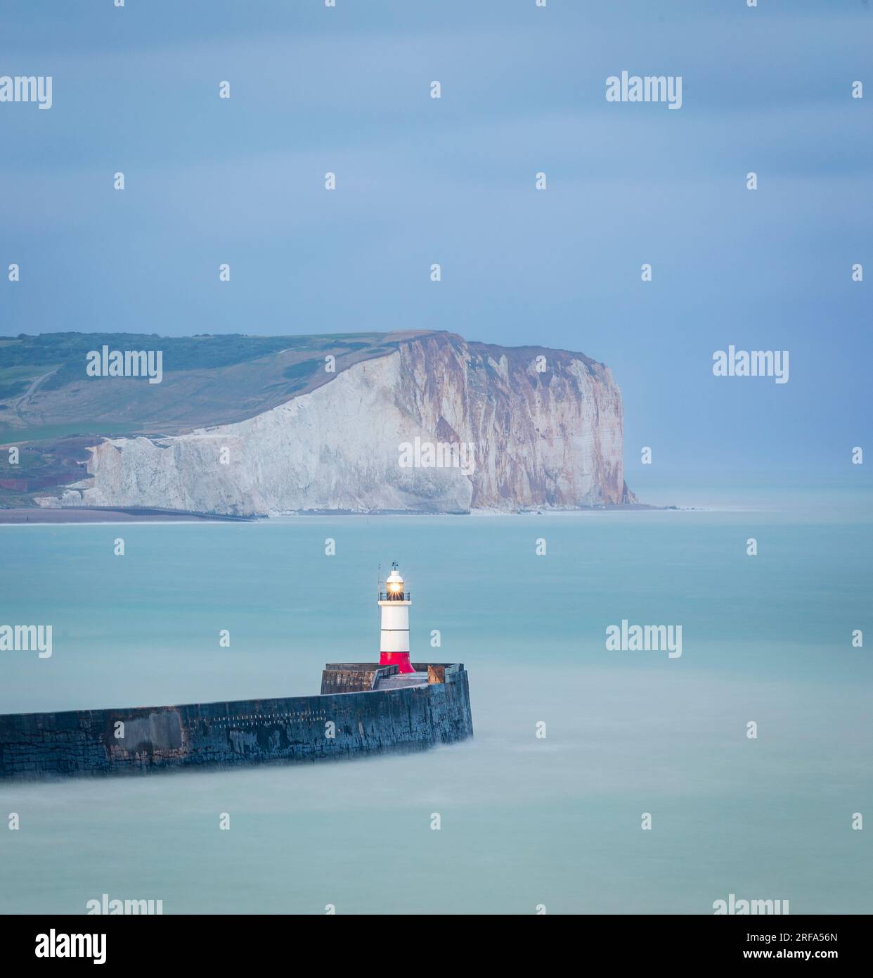 Vista del faro di Newhaven e di seaford dalle scogliere di Castle Hill sulla costa orientale del Sussex, Inghilterra sud-orientale, Regno Unito Foto Stock