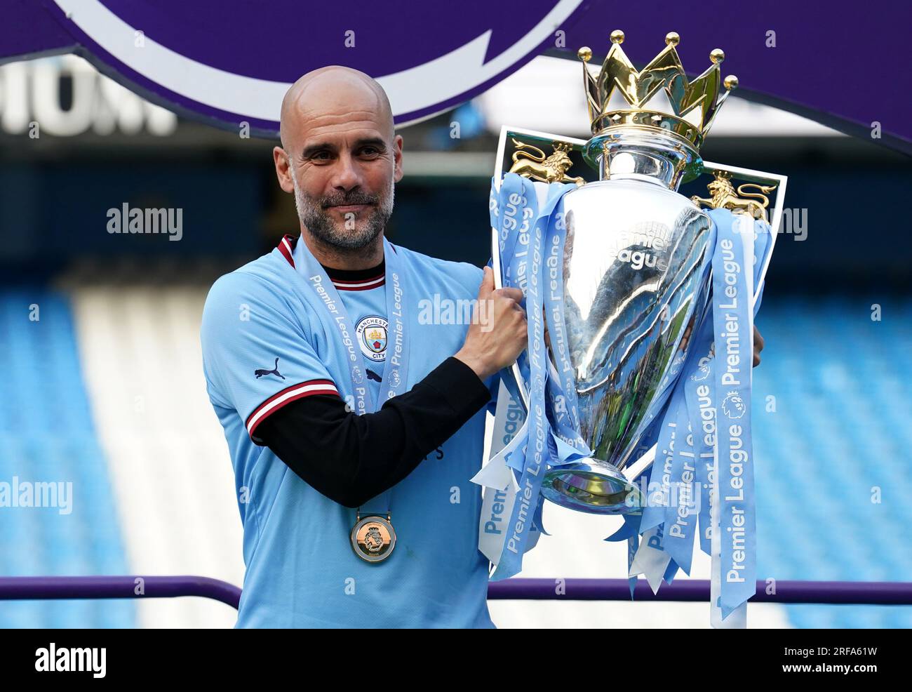 Foto del file datata 21-05-2023 del manager del Manchester City Pep Guardiola posa per una fotografia con il trofeo del vincitore della Premier League. PEP Guardiola ha portato cinque titoli di Premier League in sei stagioni al Manchester City data di emissione: Mercoledì 2 agosto 2023. Foto Stock