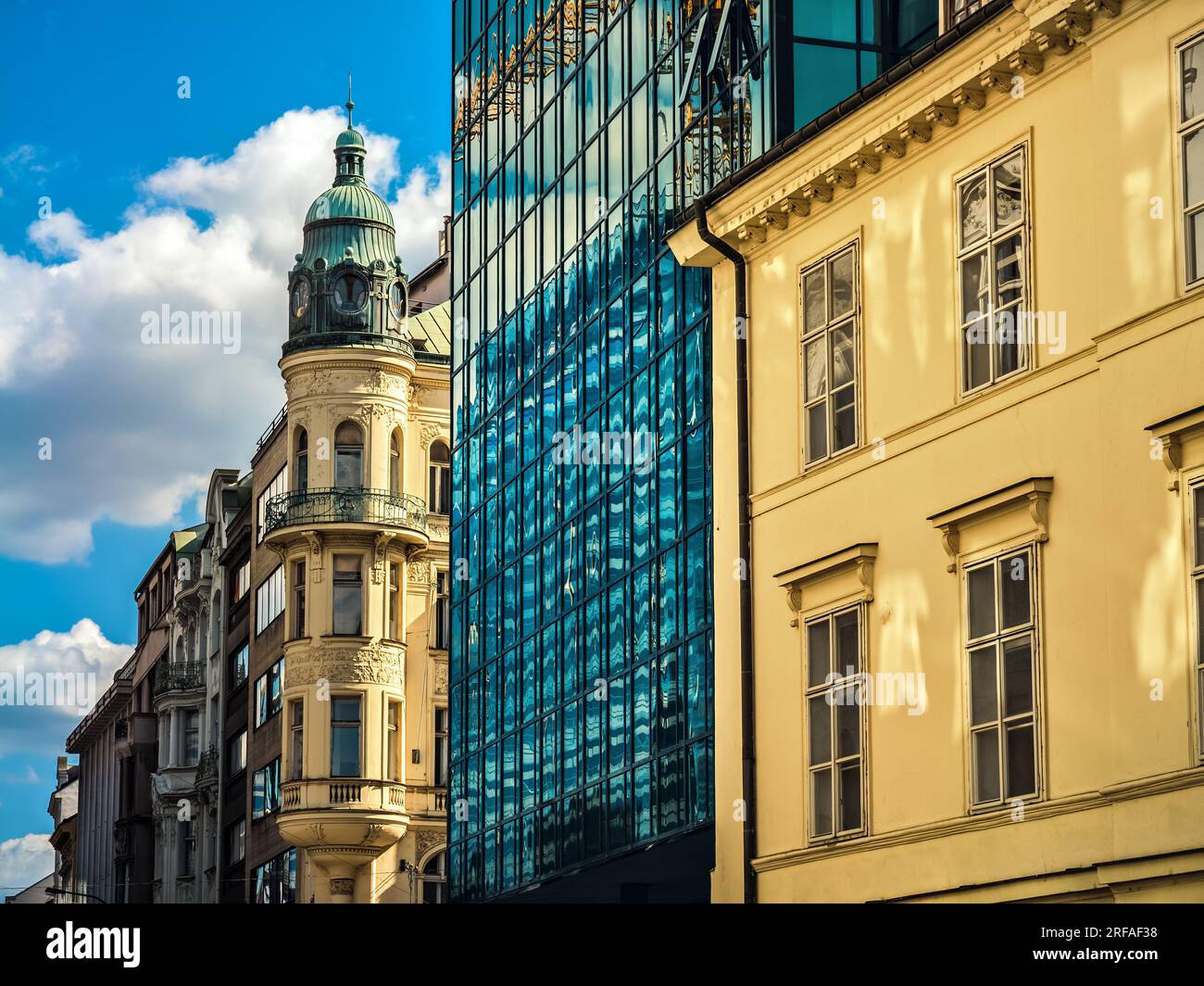 Vista dei vecchi edifici storici e moderni in vetro fianco a fianco a Praga, Repubblica Ceca. Foto Stock