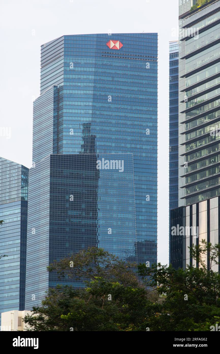 Vista verticale del logo della banca HSBC da lontano presso il Marina Bay Financial Centre, Singapore. La gente può vedere il logo da lontano. Foto Stock