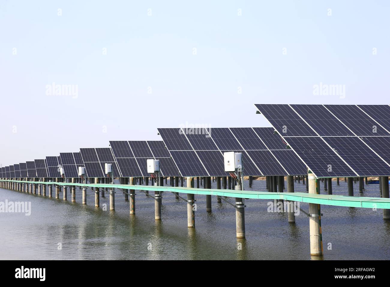 Pannelli fotovoltaici solari e sistemi di generazione di energia fotovoltaica，Energy Concept Foto Stock