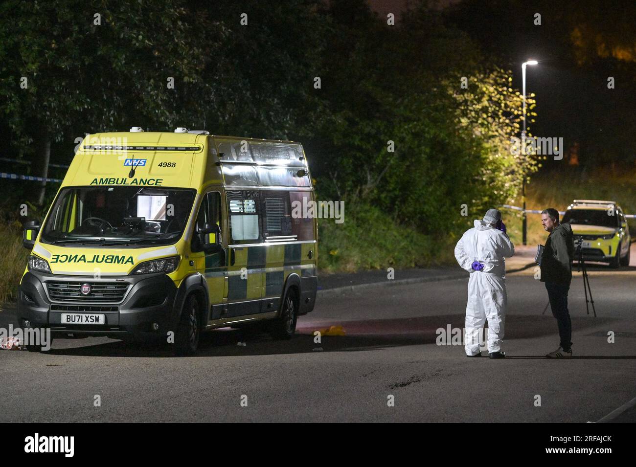 Freeth Street, Birmingham, 2 agosto 2023: La polizia di West Midlands ha avviato un'indagine per omicidio dopo che una donna è stata trovata morta in Freeth Street nella zona di Ladywood nel centro di Birmingham, martedì sera tardi. Due ambulanze, un ufficiale paramedico e la squadra di terapia intensiva che trasportava i medici dell'ambulanza aerea hanno partecipato all'incidente. Gli equipaggi medici hanno cercato invano di salvare la vittima, ma sfortunatamente e' stata dichiarata morta sulla scena del crimine. Squadre di ricerca specialistiche, tra cui un cane da sniffer, cercarono nell'area indizi sulla morte dei donne. Gli agenti forensi in abiti bianchi hanno poi fotografato il crimine sc Foto Stock