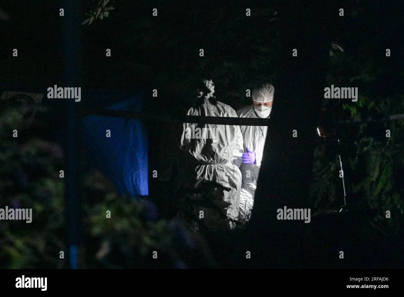 Freeth Street, Birmingham, 2 agosto 2023: La polizia di West Midlands ha avviato un'indagine per omicidio dopo che una donna è stata trovata morta in Freeth Street nella zona di Ladywood nel centro di Birmingham, martedì sera tardi. Due ambulanze, un ufficiale paramedico e la squadra di terapia intensiva che trasportava i medici dell'ambulanza aerea hanno partecipato all'incidente. Gli equipaggi medici hanno cercato invano di salvare la vittima, ma sfortunatamente e' stata dichiarata morta sulla scena del crimine. Squadre di ricerca specialistiche, tra cui un cane da sniffer, cercarono nell'area indizi sulla morte dei donne. Gli agenti forensi in abiti bianchi hanno poi fotografato il crimine sc Foto Stock