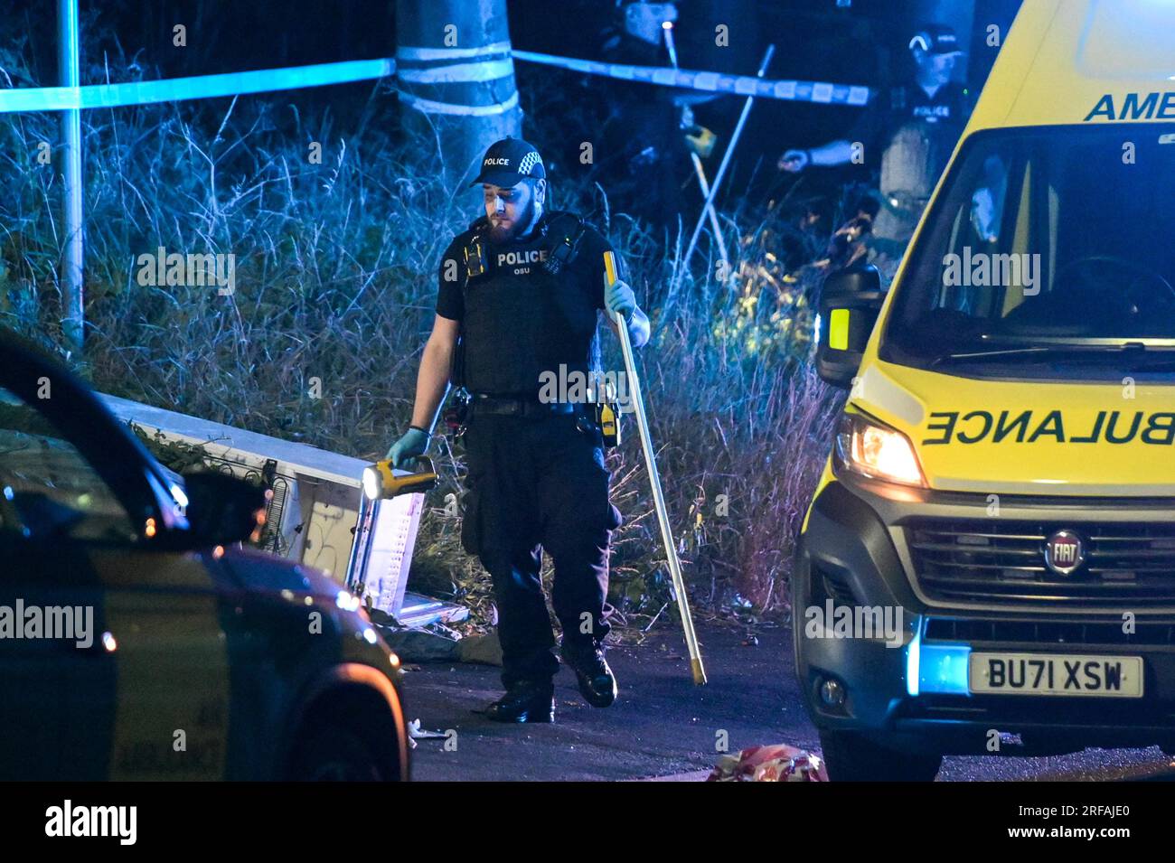 Freeth Street, Birmingham, 1 agosto 2023: La polizia di West Midlands ha avviato un'indagine per omicidio dopo che una donna è stata trovata morta in Freeth Street nella zona di Ladywood nel centro di Birmingham, martedì sera tardi. Due ambulanze, un ufficiale paramedico e la squadra di terapia intensiva che trasportava i medici dell'ambulanza aerea hanno partecipato all'incidente. Gli equipaggi medici hanno cercato invano di salvare la vittima, ma sfortunatamente e' stata dichiarata morta sulla scena del crimine. Squadre di ricerca specialistiche, tra cui un cane da sniffer, cercarono nell'area indizi sulla morte dei donne. Gli agenti forensi in abiti bianchi hanno poi fotografato il crimine sc Foto Stock