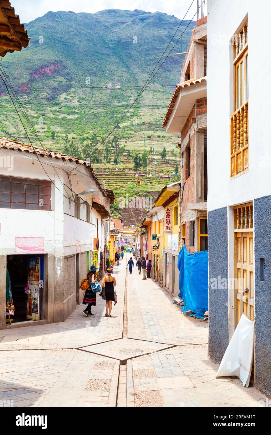 Strada e case a Pisac, Valle Sacra, Perù Foto Stock