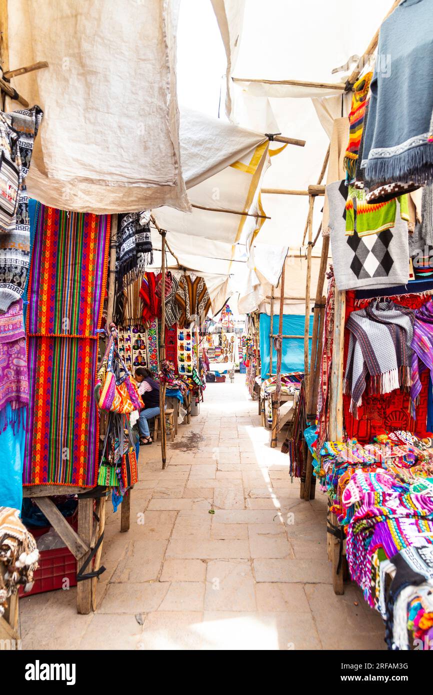 Mercato con i tradizionali colorati tessile peruviano di Pisac, Valle Sacra, Perù Foto Stock