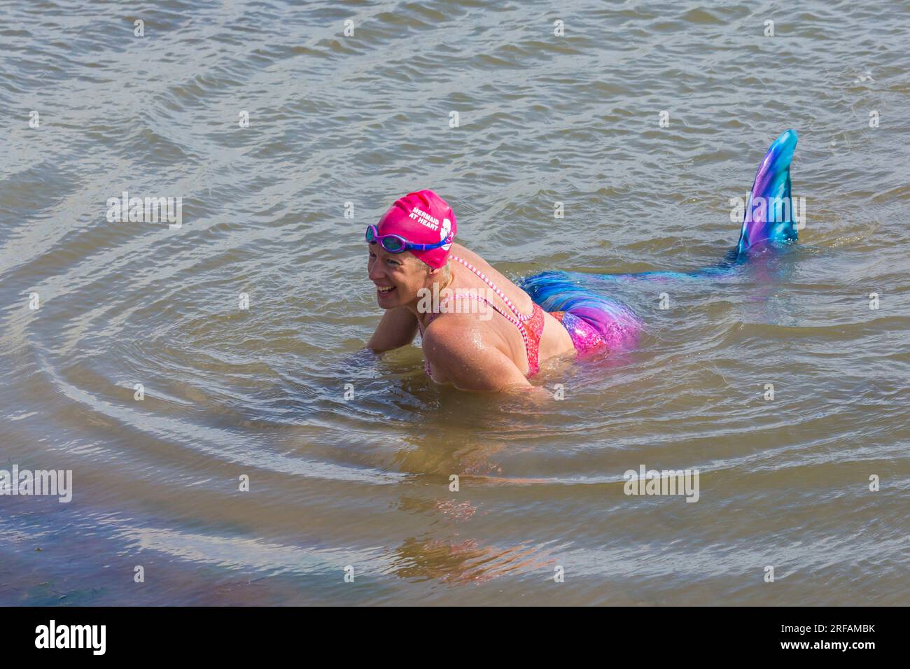 Sirenetta in mare a Swanage, Dorset, Regno Unito, a luglio Foto Stock