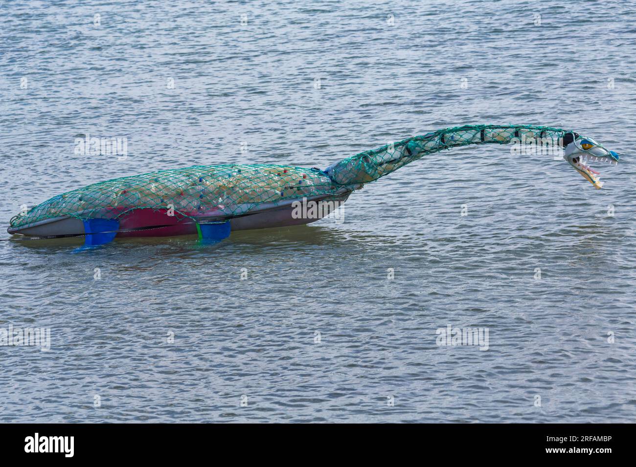 Percy Seamonster il modello di dinosauro plesiosauro creato da Glenn Martin Sculptures realizzato con 600 bottiglie di plastica a Swanage, Dorset UK, nel mese di luglio Foto Stock