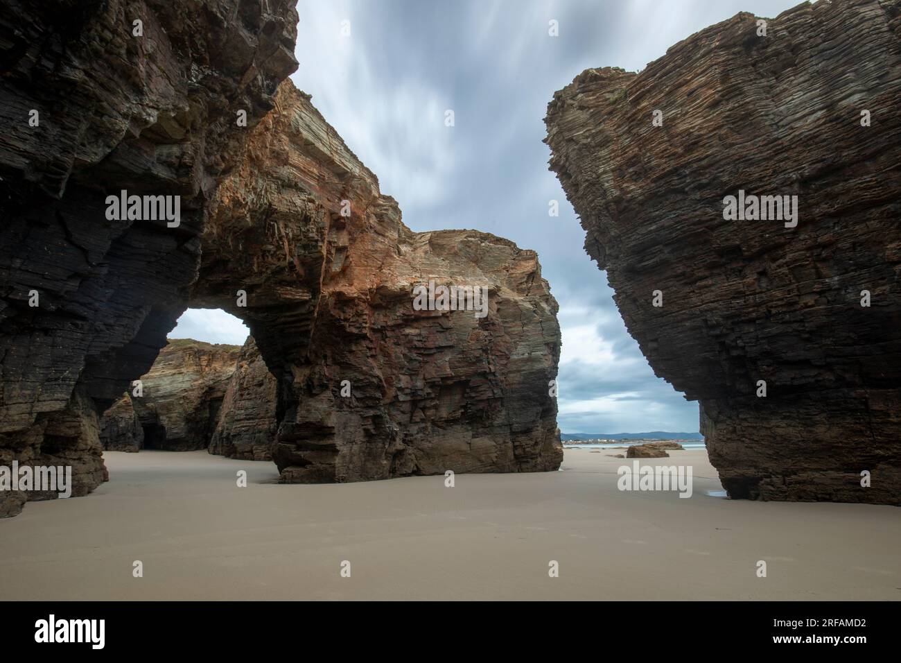 Playa de las Catedrales, Lugo, Galizia, Spagna, in una giornata nuvolosa all'alba Foto Stock