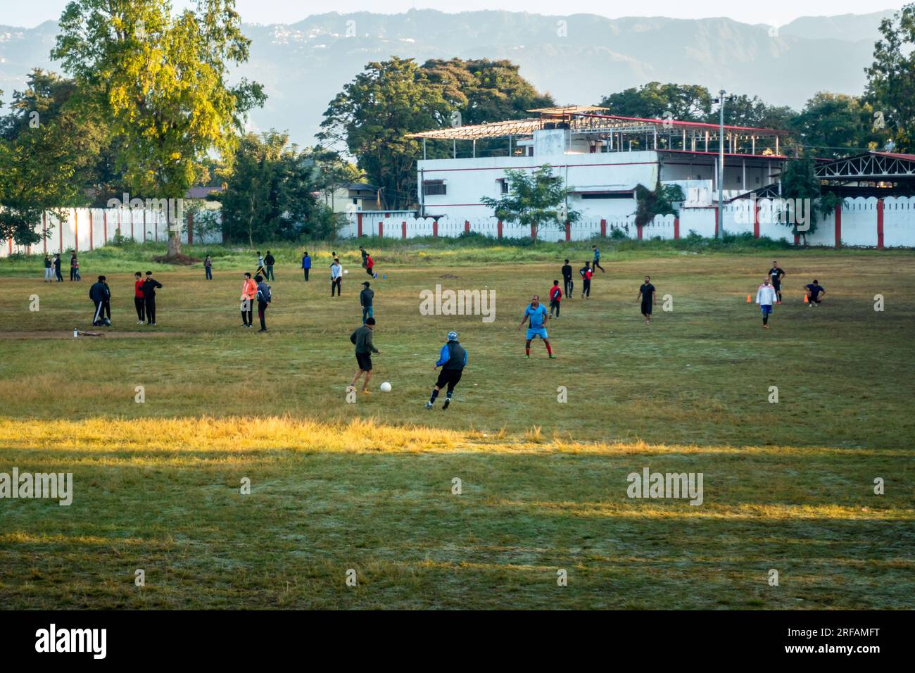 14 ottobre 2022 Uttarakhand, India. Uomini dilettanti di mezza età che giocano a calcio in uno stadio. Un incontro animato che mostra l'amore per il gioco e la spp. Attiva Foto Stock