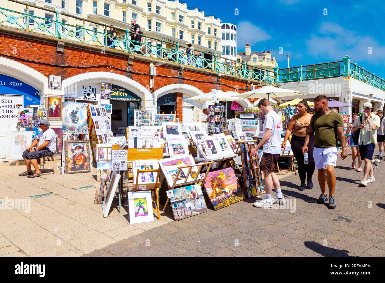 Bancarelle con opere d'arte lungo il lungomare di Brighton, Regno Unito Foto Stock