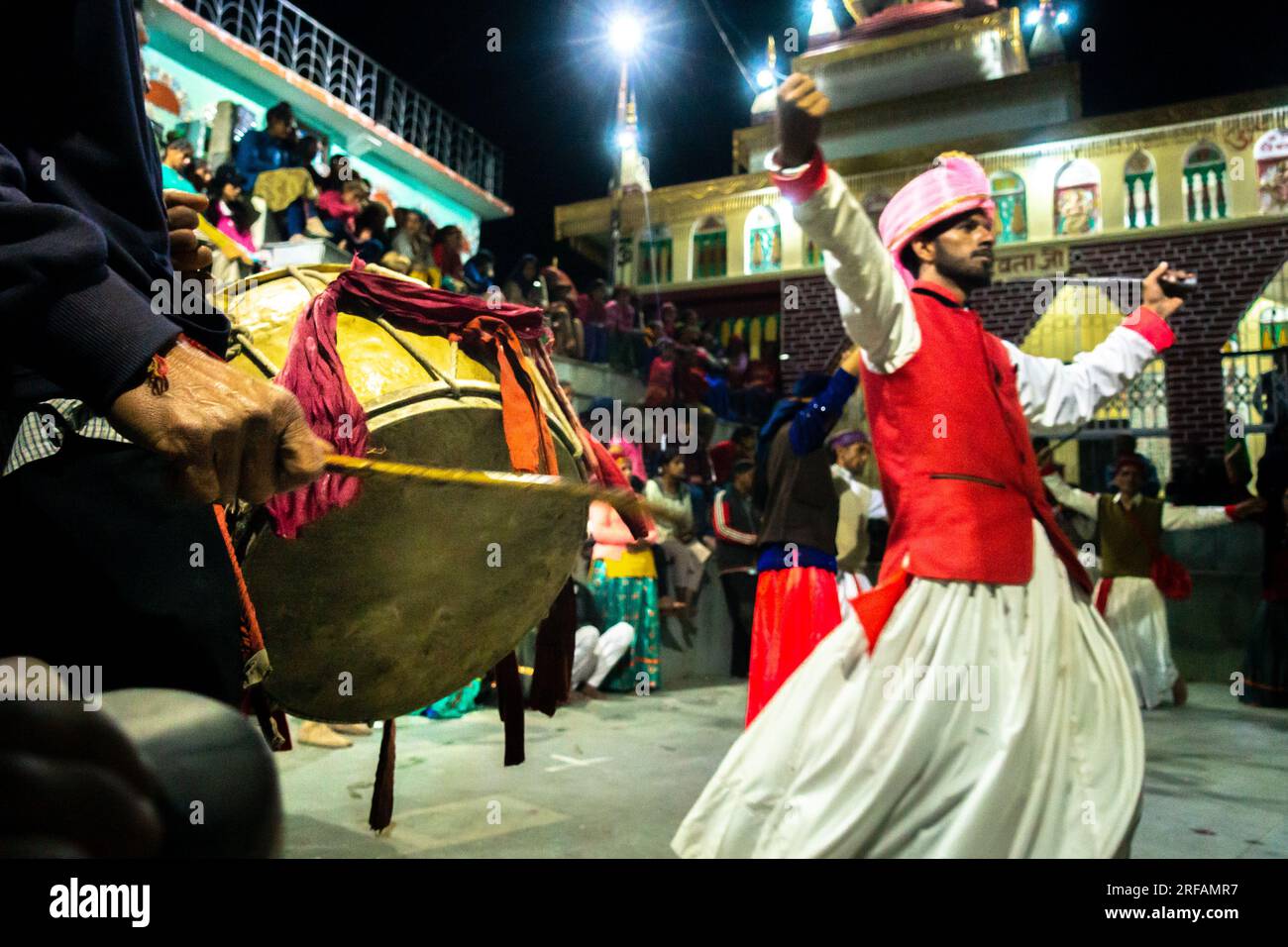 14 ottobre 2022 Uttarakhand, India. Vivace festival culturale a Tehri Garhwal, Uttarakhand, India: Gente in colorato abbigliamento tradizionale che balla per indovinare Foto Stock